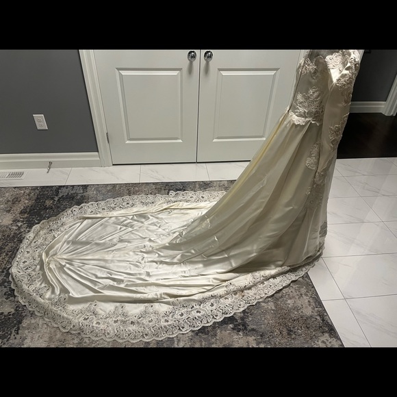 Classic vintage wedding dress with train size extra small off white - Picture 4 of 12